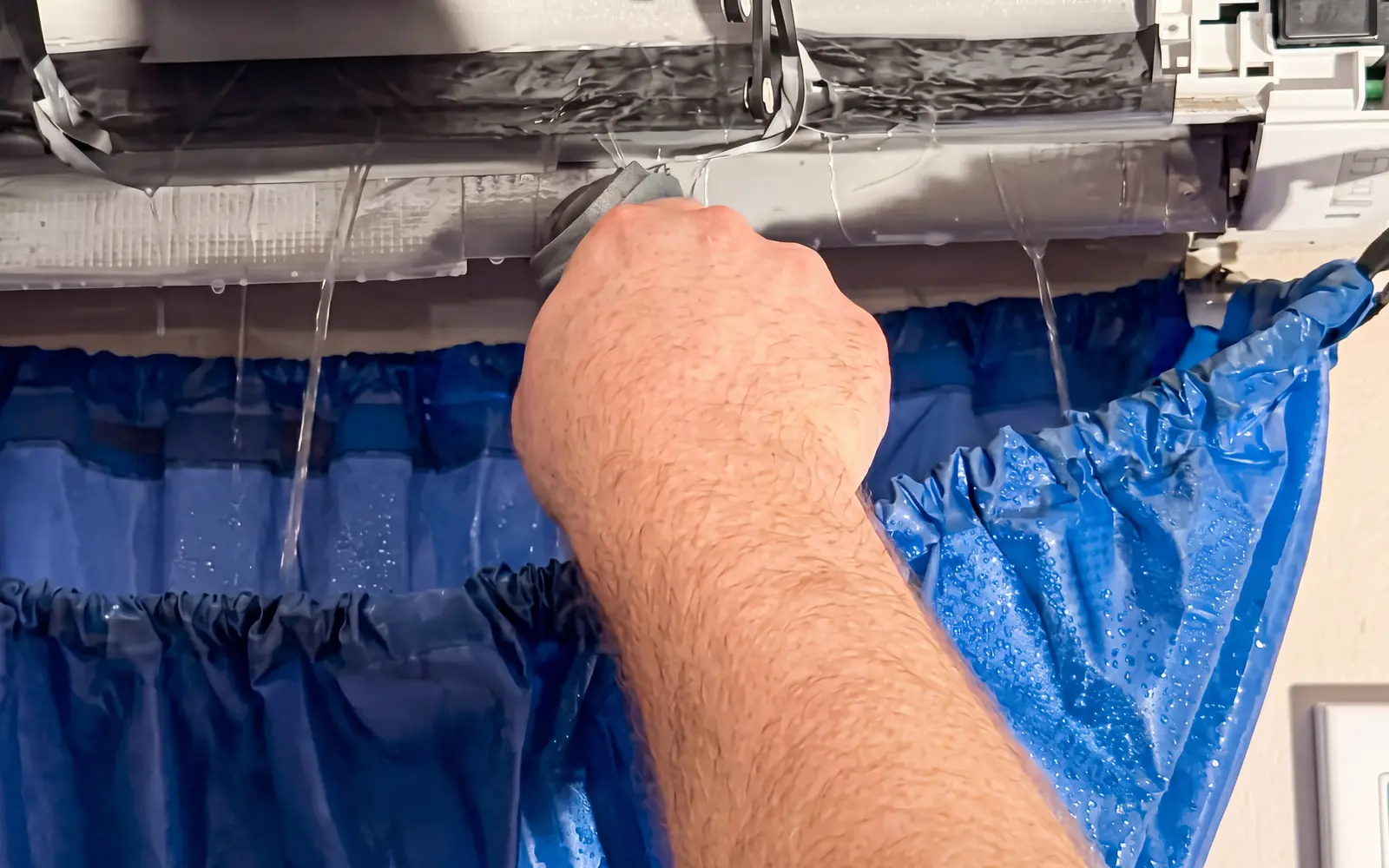 Technicien au travail sur un échangeur d'air
