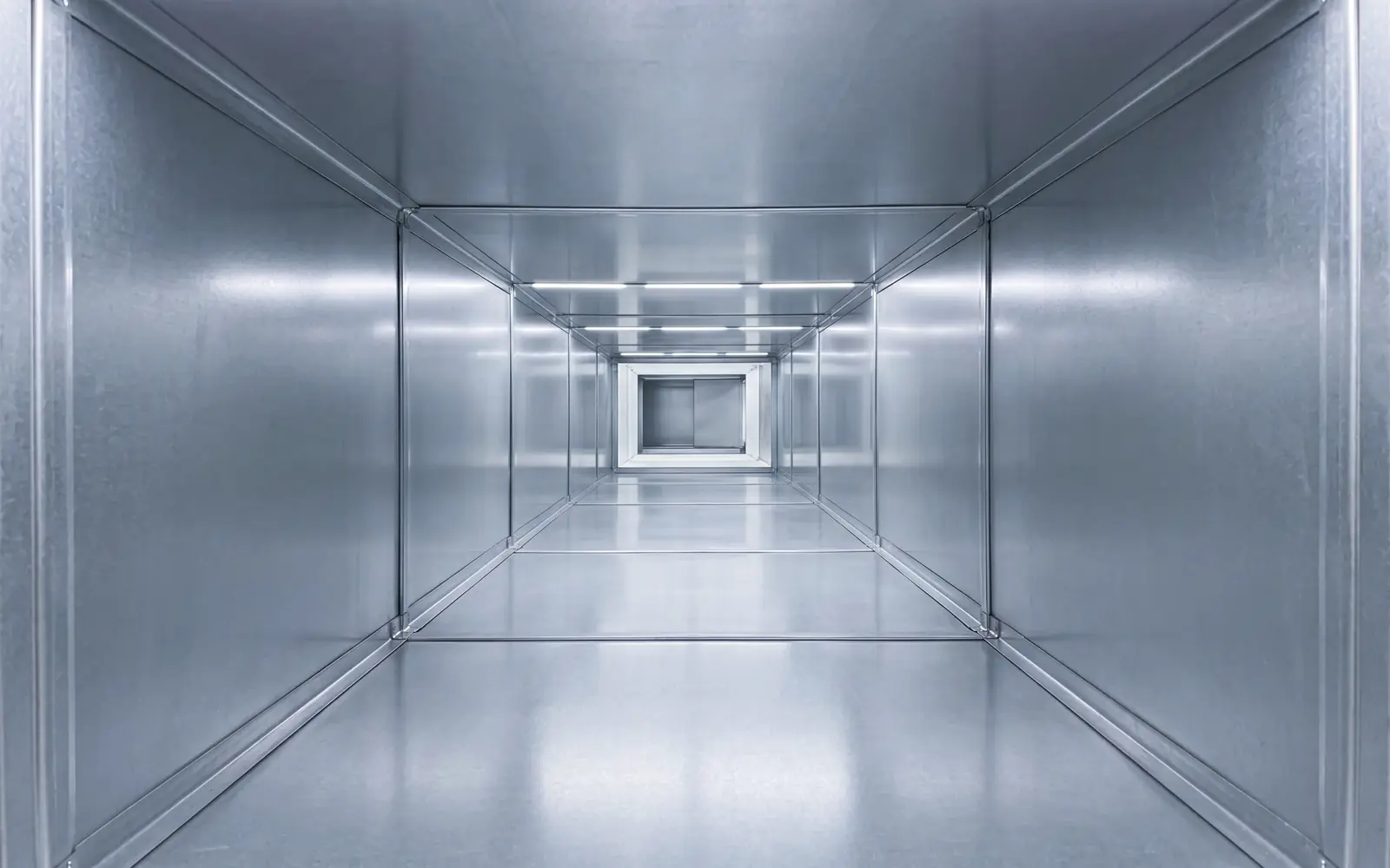 Intérieur d'un conduit de ventilation métallique après nettoyage