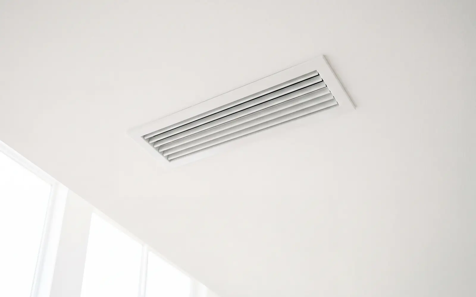 Grille de ventilation au plafond après nettoyage du réseau