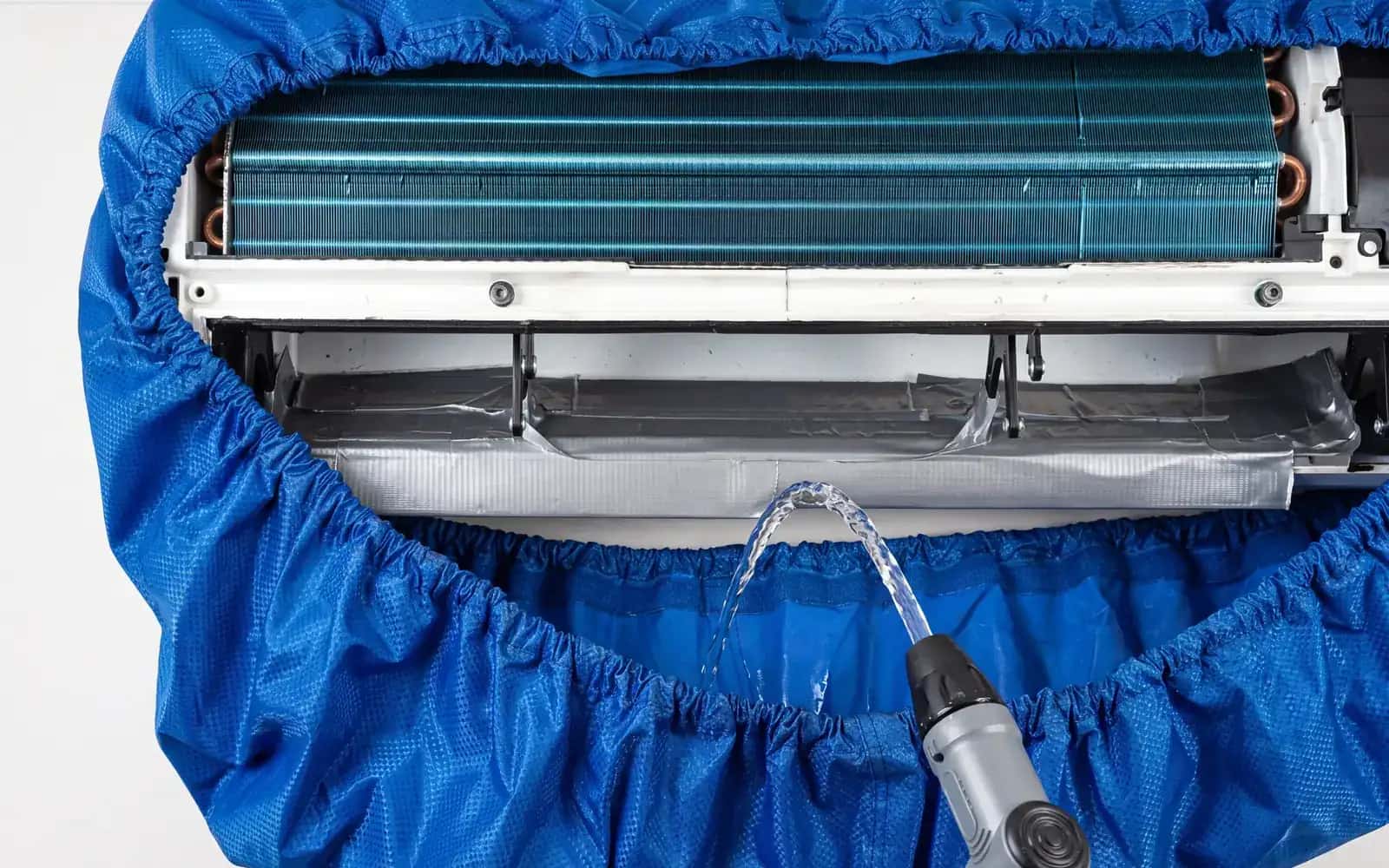 Thermopompe murale ouverte et rincée sous housse par Solution Air Pro