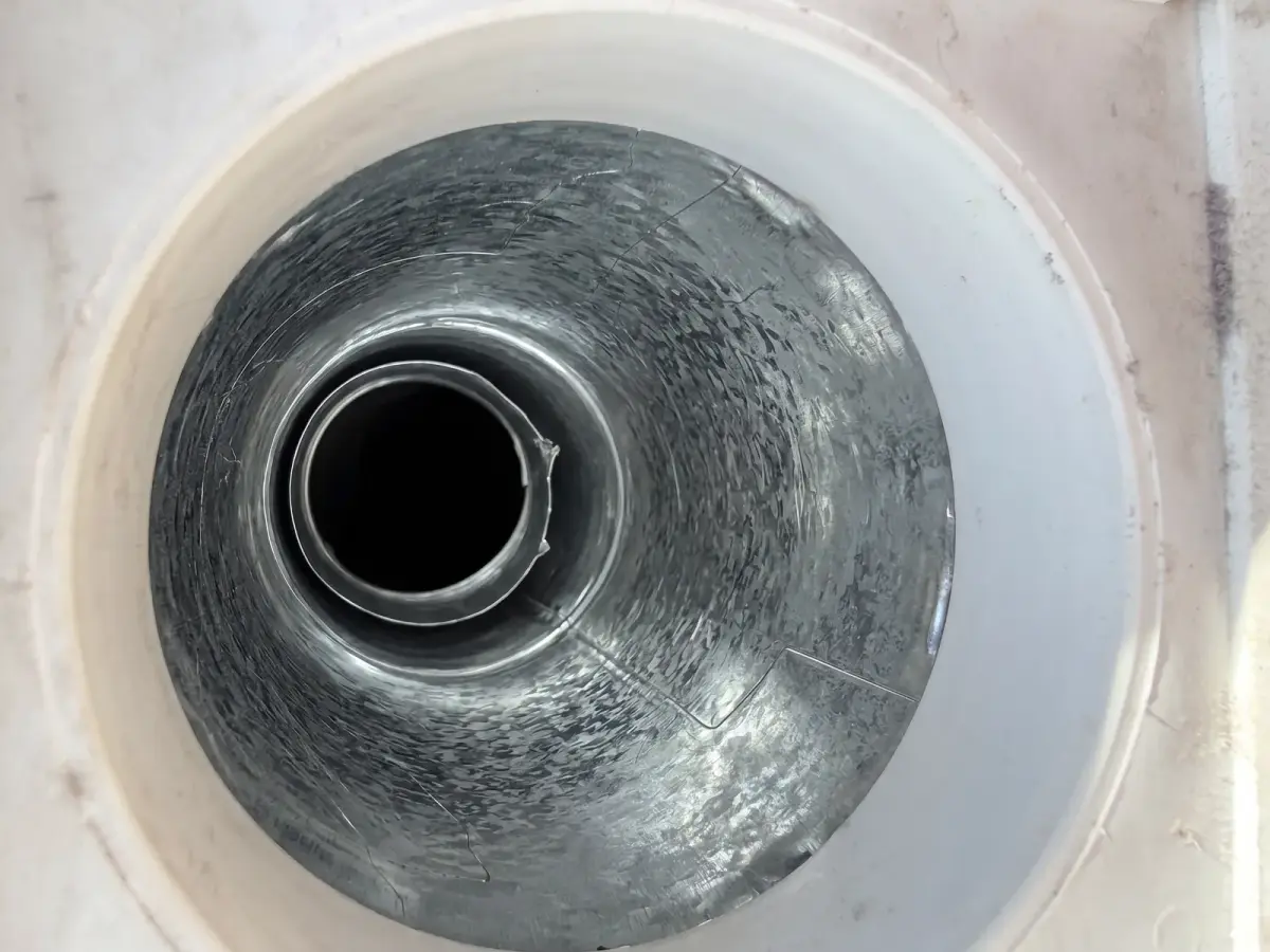 Le même conduit de sécheuse rond, métal propre, après le nettoyage Solution Air Pro